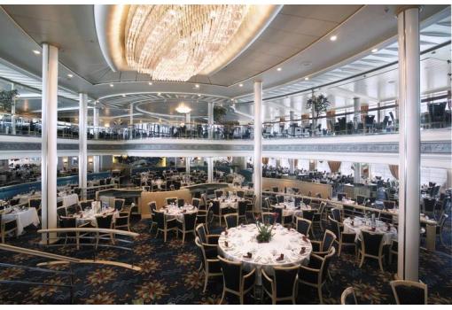 El Restaurante Aquarius con su gran lámpara de cristal